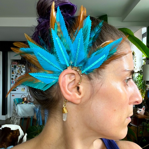 Real feather ear cuff with turquoise leather, for the right ear - Picture 3 of 3